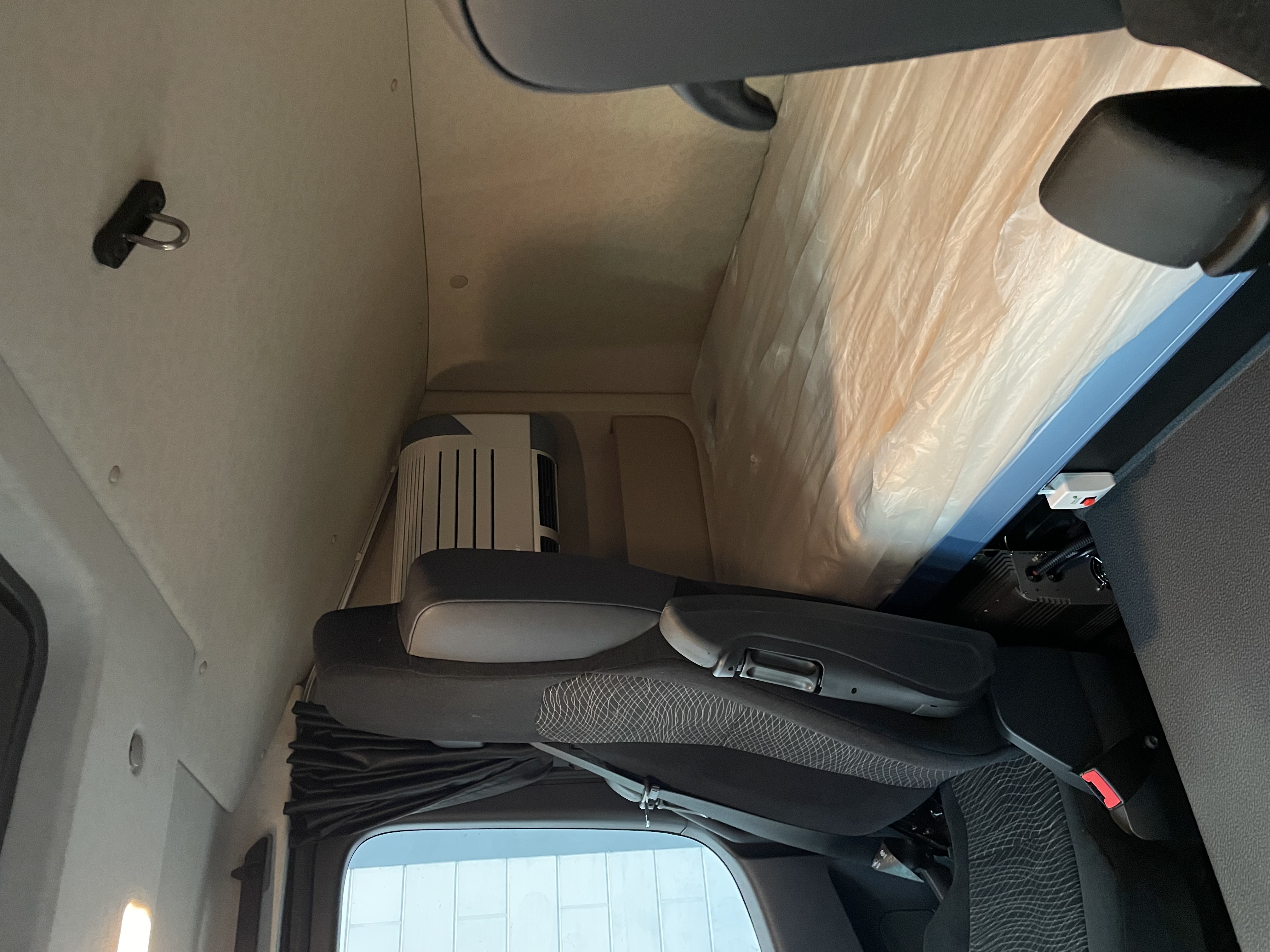 Picolo splitter standairco in vrachtwagen