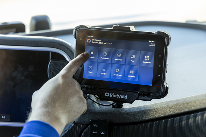 Boordcomputer Efficio in vrachtwagen hoofdmenu aanklikken